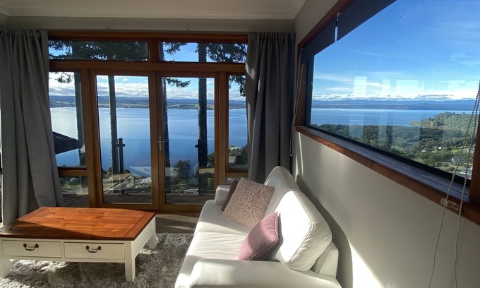 Acacia Bay Apartment | Relax & Unwind with Breathtaking Views over Lake Taupo