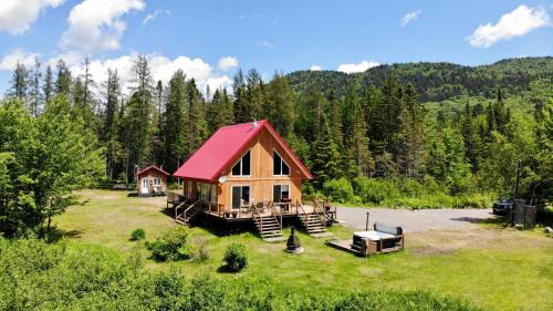 Saint-Raymond Ski Chalet | Relax with Mountain Views, Hot tub and Fireplace