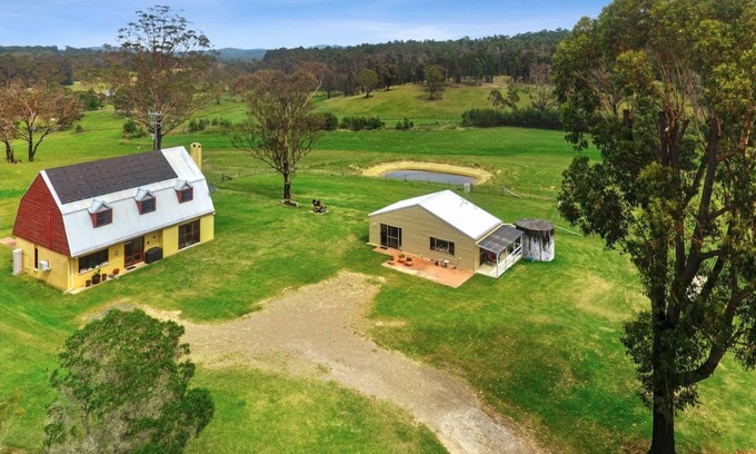 Woodlands House | Relaxed acreage 5 minutes from the beach.