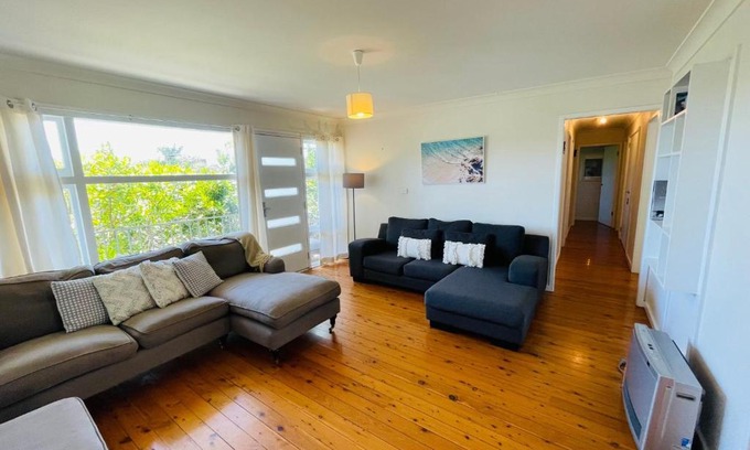 Mollymook House | Relaxed Coastal Retreat
