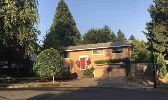 West Linn House | Relaxing Home West Linn Fencd Yard Walk to Restaurants 20 Min Dtown Portland Pet