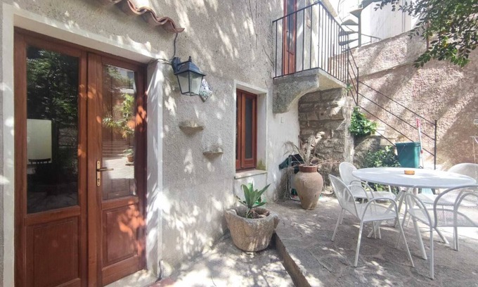 Erice House | Relaxing in a typical Erice courtyard