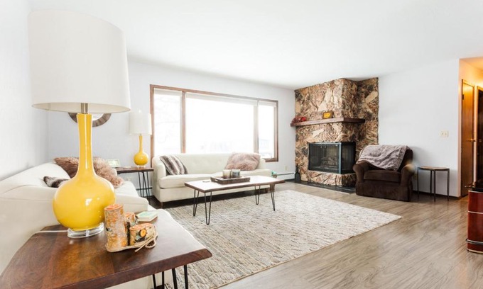 Sand Lake House | Relaxing Lake Haven House - Close to EVERYTHING!