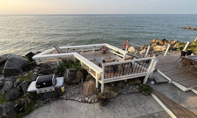 Kingsville Cottage | Relaxing lakefront cottage near wineries and beach