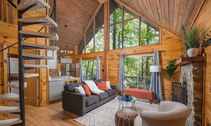 Deep Gap Cabin | Relaxing Mountain Getaway! Hot Tub, Grill, 2 Decks, Trails, EV & Dog Friendly