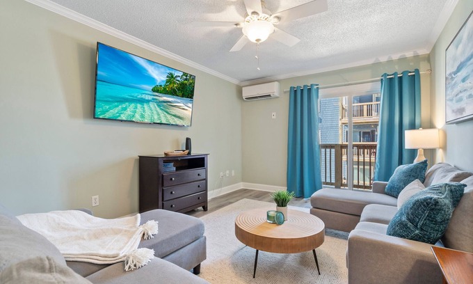 McCutcheon Field Condo | Relaxing Oceanfront Condo with Private Balcony + Linens Included
