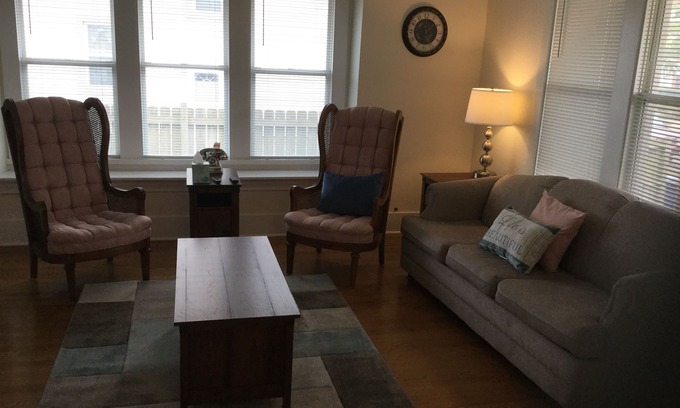 Racine House | Relaxing! Professionally Cleaned, Self Check In - Sleeps 12