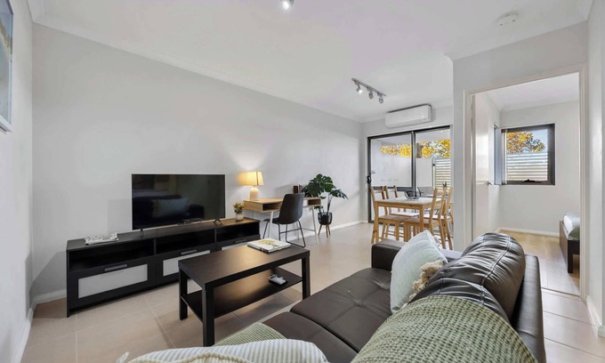 Rockingham Apartment | Relaxing Rockingham 2BR | Balcony & Parking