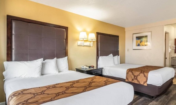 Flagstaff Hotel | Relaxing Room Ideal for Budget-Friendly Stay | Free Parking & Breakfast