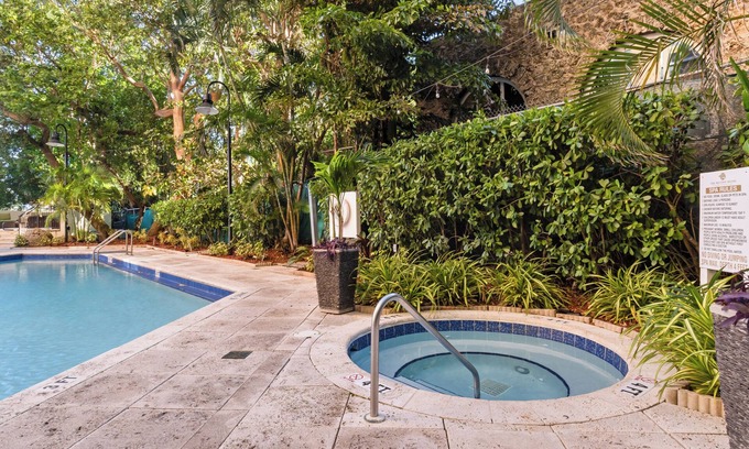 Coconut Grove Hotel | Relaxing Stay! 2 1BR Units w/Kitchen, Parking! Short Walk to Dinner Key Marina!