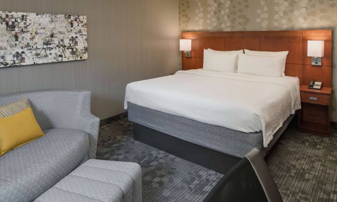 Bridle Trails Resort | Relaxing Stay Close to Seattle Aquarium! Indoor Pool, Pet-friendly Property!