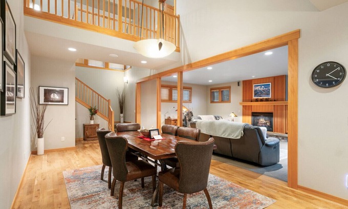 Sunriver Apartment | Relaxing Sunriver Retreat: Hot Tub, SHARC Passes, Golfing, Trails & Mt. Bachelor