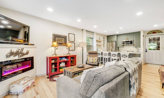 Beech Mountain Condo | Remodeled, dog-friendly condo with balcony, fireplace, & W/D - walk to slopes