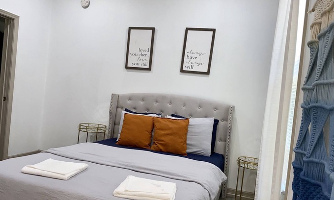 Northside House | Remodeled Jacuzzi Oasis 🏙 Early Check In🏙 Sleeps 6