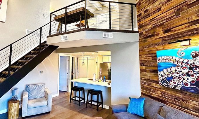 Gunbarrel Condo | ~Remodeled Mtn View Condo, Hot Tub, Modern, Fast WiFi~