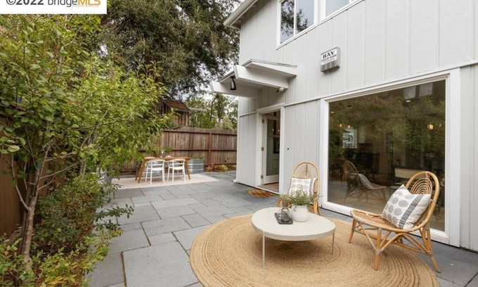 North Berkeley House | Remodeled Quiet Townhome with Spacious Yard - Walking distance to UC Berkeley