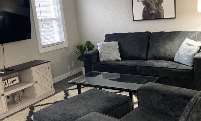 Dubuque House | Remodeled single family near to historic downtown