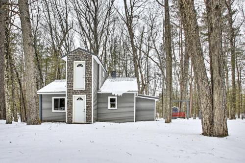 Wellston House | Remote Michigan Retreat on 10 Acres with Grill!