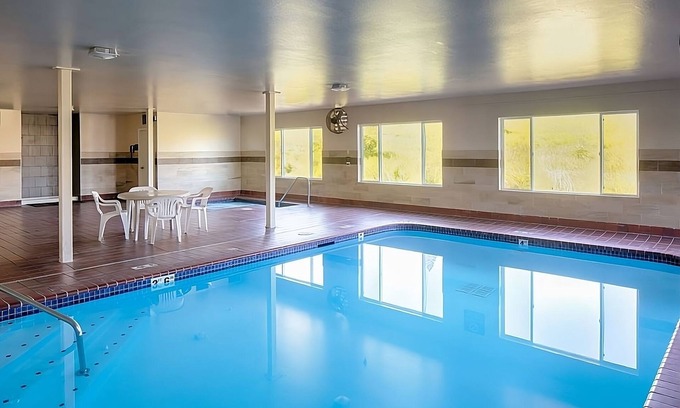 Sequim Hotel | Remote Work Haven! King Unit, WiFi, Spacious Desk,Indoor Swimming Pool
