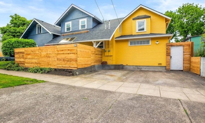 Amazon House | Renovated, 1 block to Matthew Knight Arena and 3 blocks to Hayward Field