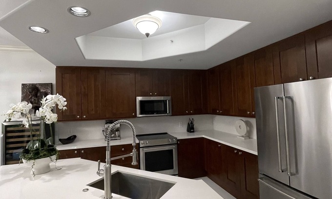 Royal Harbor Cottage | RENOVATED,2pm check-in,11a checkout,1stfloor private unit,close to 5th ave&beach