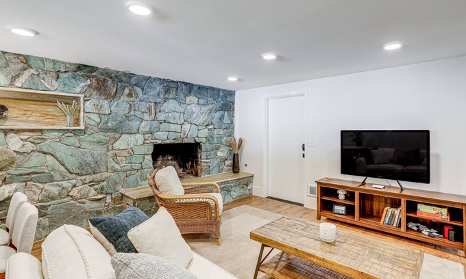 Sunset Hill Apartment | Renovated Apartment in Seattle: 7 Mi to Downtown!