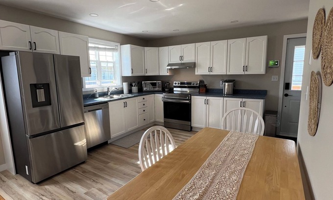 Pointe-du-Chene Cottage | Renovated Beach Retreat- The Pearl of Parlee!