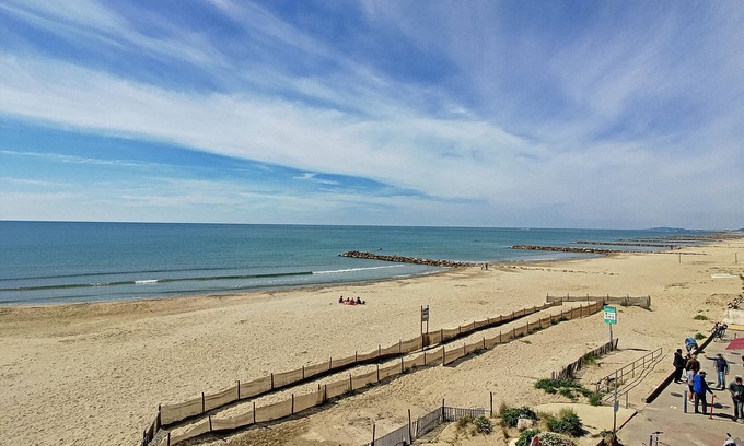Carnon-Plage Apartment | Renovated coastal studio with air conditioning and private parking, Carnon, for 3 people