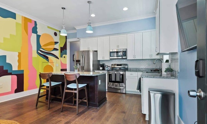 Eastside House | Renovated Dog Friendly Duplex Near Food & Fun! Fully Fenced Yard and Private Par