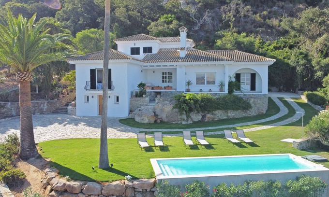 Atlanterra Ski Chalet | Renovated villa, with comfortable style, large garden and swimming pool for 10pax.