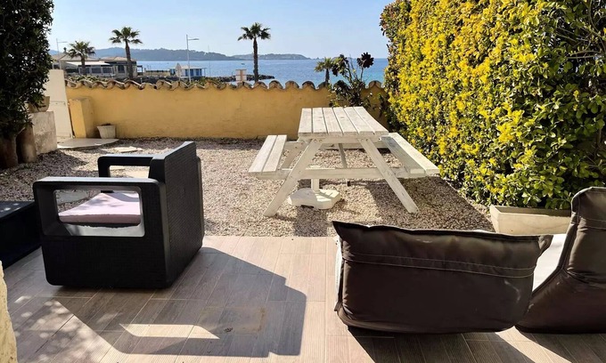 Le Brusc Apartment | Residence Les Charmettes - 3 Rooms for 6 People