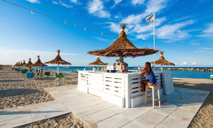 Torre Pedrera Apartment | Residence with swimming pool nearby the sea.