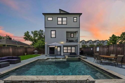 South Central Houston Apartment | Resort vibe with Pool and Hot tub Downtown skyline views