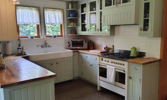 Marshall House | Restful Dawn Rustic meets Luxury. Hot Tub, Outdoor Shower, Mini Gym & Fire Pit