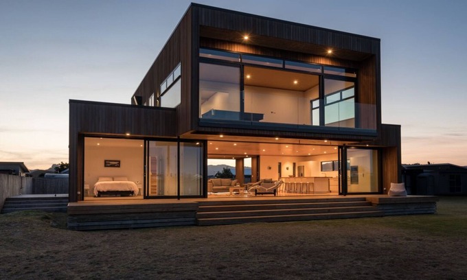 Matarangi House | Restful, Lakeview, Golf Green, Architect's unique Bach.