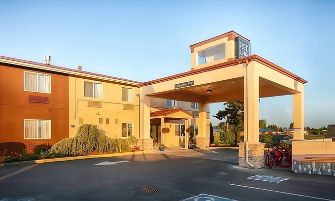 Sequim Resort | Restful Stay at Red Lion Inn & Suites Sequim! Pool, Free Breakfast and Parking!