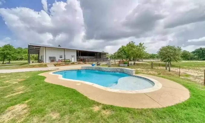 Franklin House | Restore 38 Ranch: Hidden gem w/3br, pool, porch