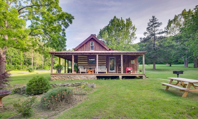 Peaks Cabin | Restored Buchanan Log Cabin on 9-Mile Creek!
