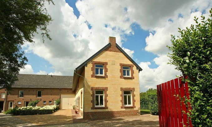 Beertsenhoven Other | Restored farmhouse in Wijlre with two terraces