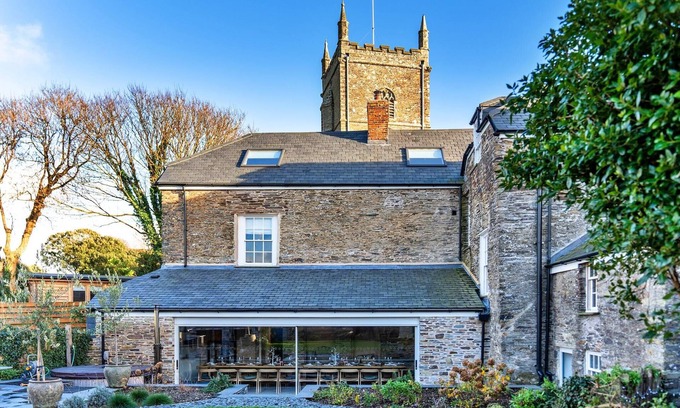 St Issey House | Restored House in Padstow with Hot Tub