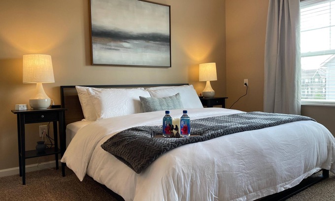 Tuttle West Apartment | Retreat At The Charles | Top Floor | Amazing Beds