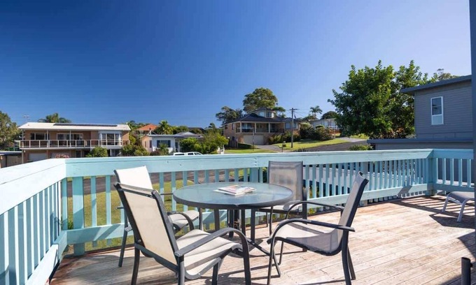 Mollymook Beach House | Retro Beach House Sum