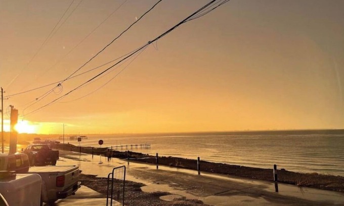 Bacliff House | Retro Diner BNB Pool/HotTub Deck