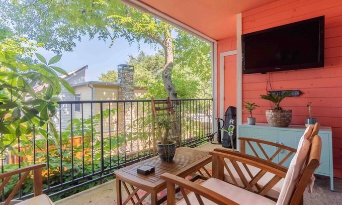 Barton Hills Condo | Retro Gold With a City View! Steps From Zilker