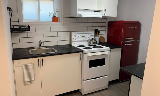 Merritton Apartment | Retro Style 1 Bedroom Apartment in the 🩷 of Niagara. FREE Parking+WiFi+Laundry.