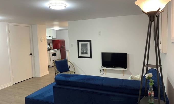 Merritton Apartment | Retro Style 1 Bedroom Apartment. Perfect Short/Extended Vacation/Work Contract