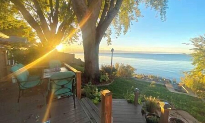 Kingsville House | Reveries on the Lake-lakefront Kingsville Cottage, Your home away from home in Kingsville