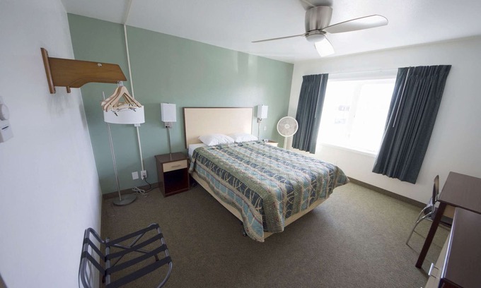 Fairbanks House | Rewak Studios: Gigabit Powered WiFi! Hotel-Style Furnished Studios-Easy Walk to Lots of Places
