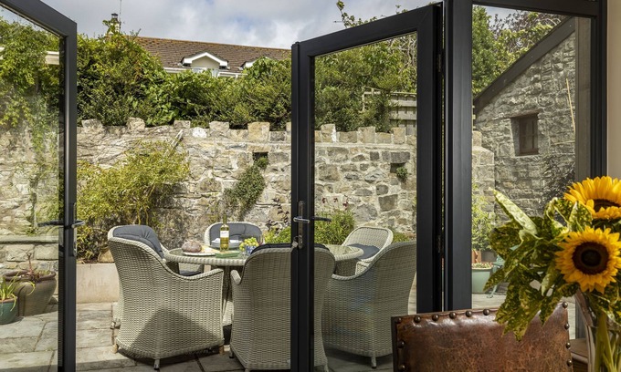 Vale of Glamorgan House | Rexton House is an attractive and spacious property enjoying a quiet location in the beautiful seasi