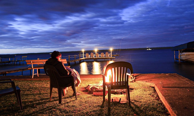 Dresden House | Right on the lake in the heart of the wineries! Smore's by the lake. Book now.